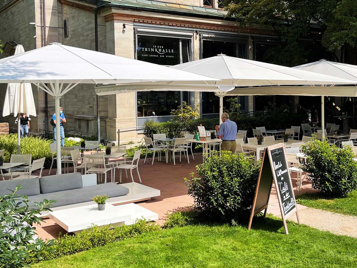 Restaurant-Terrasse mit mehreren großen 5x5 Sonnenschirmen